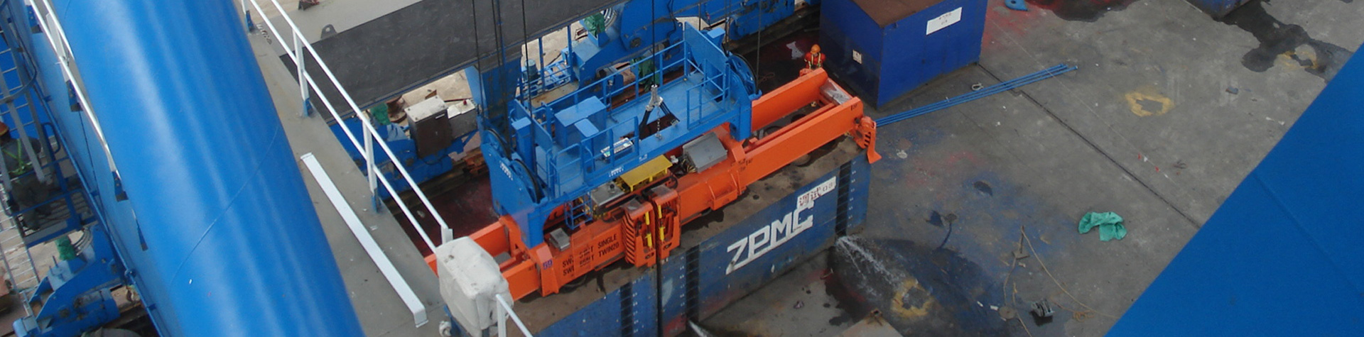 Lastbegrenzung bei Schiff-Land-Kranen (STS) - Wägen von Containern mit Sensoren am Spreizer (SOLAS)